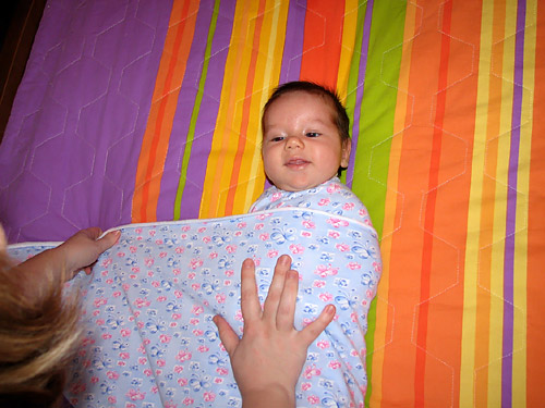 Пеленаем руки на ночь. Пеленаем руки на ночь. Пеленаем руки на ночь. Запеленать грудничка. Пеленание рук новорожденного на сон.